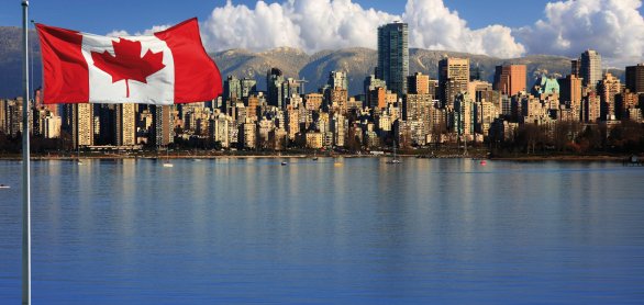 Kanadische Flagge vor der Skyline von Vancouver © Hannamariah-shutterstock.com/2013