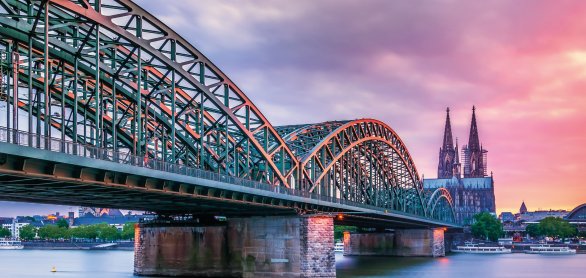Hohenzollern Brücke mit Blick auf den Kölner Dom © LightVision-fotolia.com