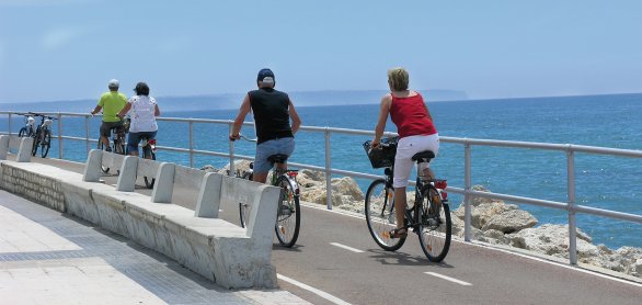 Fahrradtour an der Küste Mallorcas © Jürgen Fälchle - fotolia.com