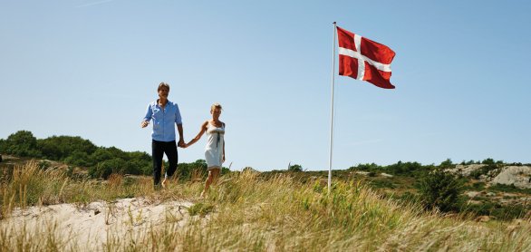 Paar in den Dünen von Bornholm © VisitDenmark/Niclas Jessen