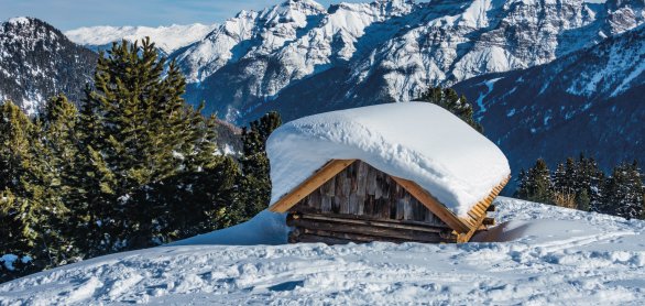 Schneebedeckte Holzhütte im Stubaital © driendl-fotolia.com