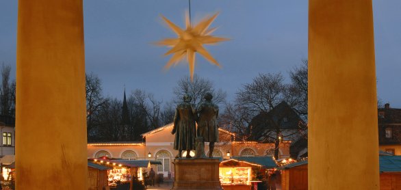 Weihnachtsmarkt Weimar - Schiller-Goethe Denkmal vor dem Nationaltheater © Maik Schuck/Weimar Tourist Information