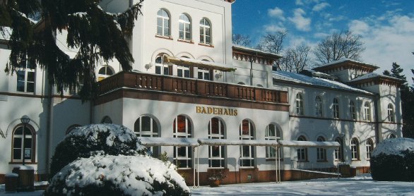 Winterstimmung am ehemaligen Badehaus in Bad Soden am Taunus
