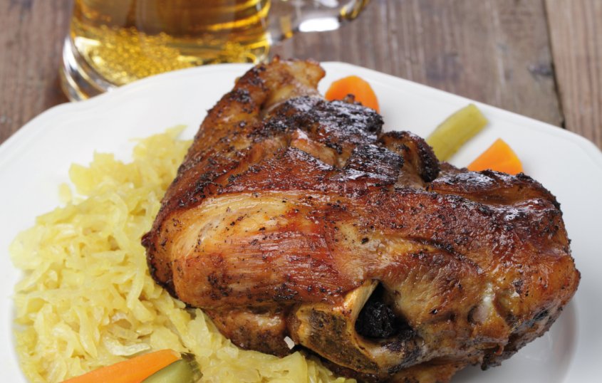 Schweinshaxe mit Sauerkraut© L. Vynogradova-shutterstock.com/2013