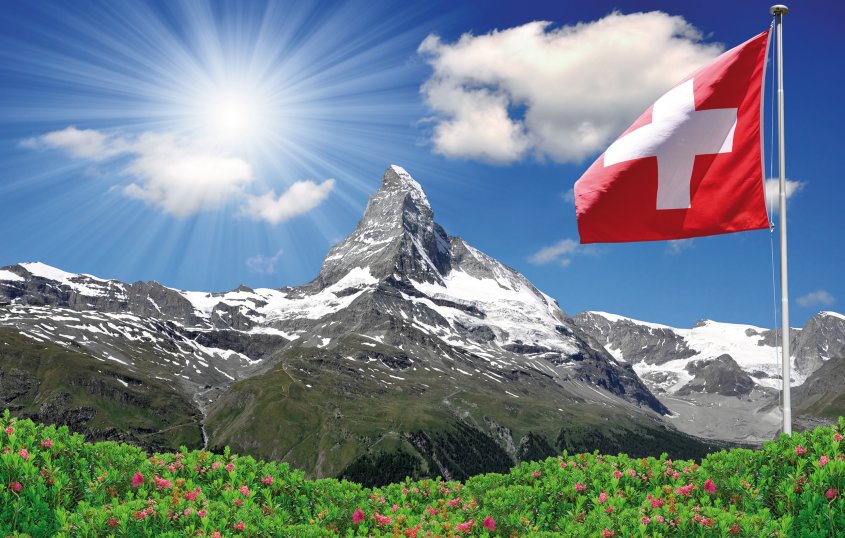 Schweizer Flagge vor dem Matterhorn © Vaclav Volrab-shutterstock.com/2013