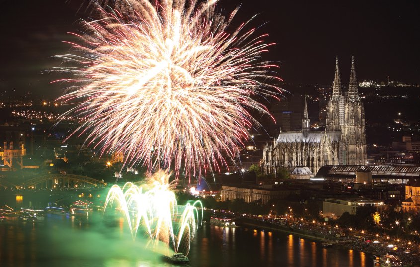 Feuerwerk über dem Rhein in Köln© Piccolo-Fotolia.com