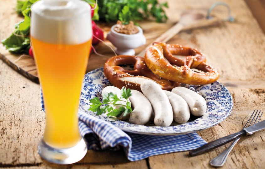 Weißwürste mit Brezen und Weißbier &copy; karepa-fotolia.com