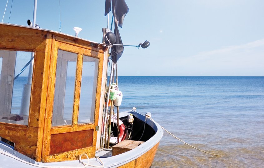 Fischerboot am Strand © Kathleen Rekowski-stock.adobe.com
