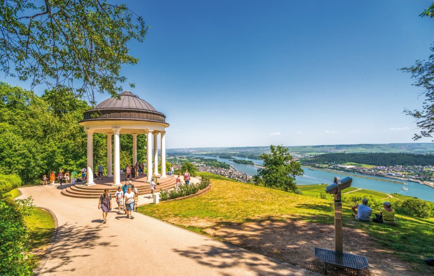 Blick vom Niederwalddenkmal auf den Rhein © Sina Ettmer - stock.adobe.com