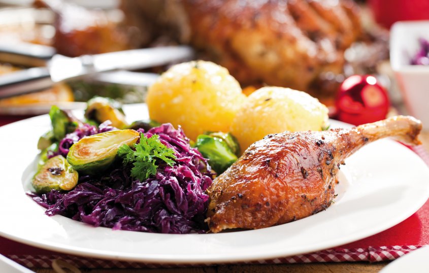 Gänsekeule mit Knödel und Rotkohl© karepa-stock.adobe.com