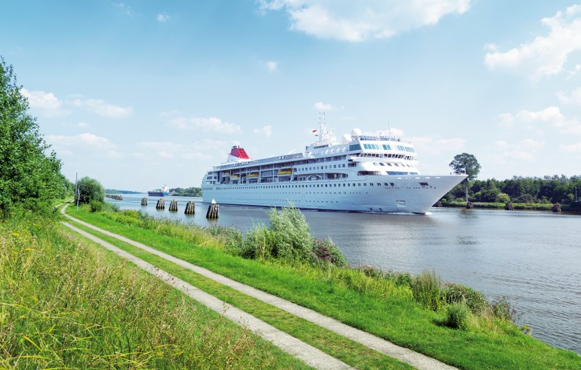Kreuzfahrtschiff auf dem Nord-Ostsee-Kanal &copy; Gabriele Rohde-fotoliacom