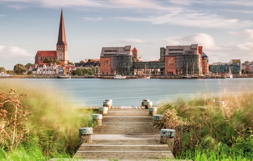 Blick über die Warnow auf Rostock &copy; Rico K.-fotolia.com