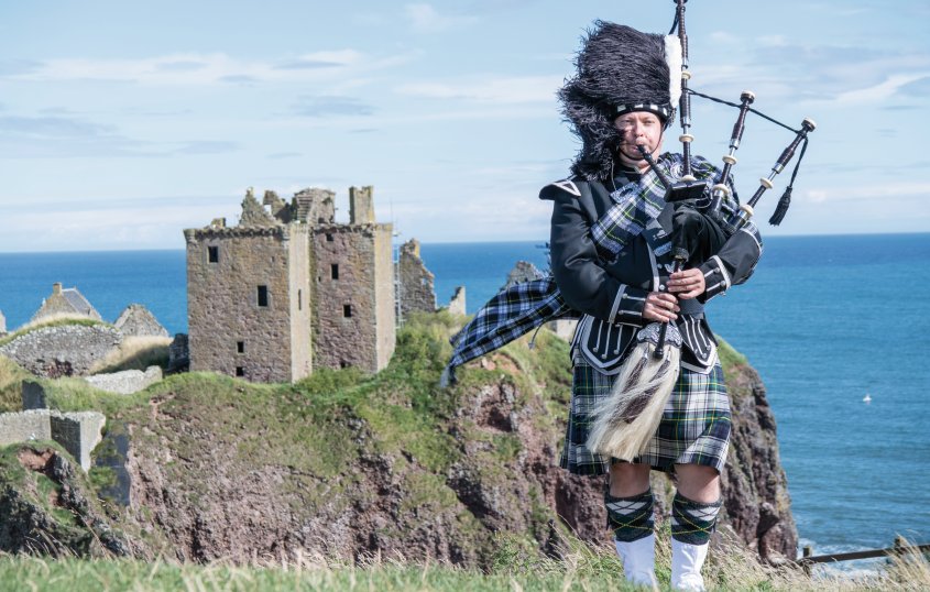Dudelsackspieler am Dunnottar Castle © Lukassek-fotolia.com