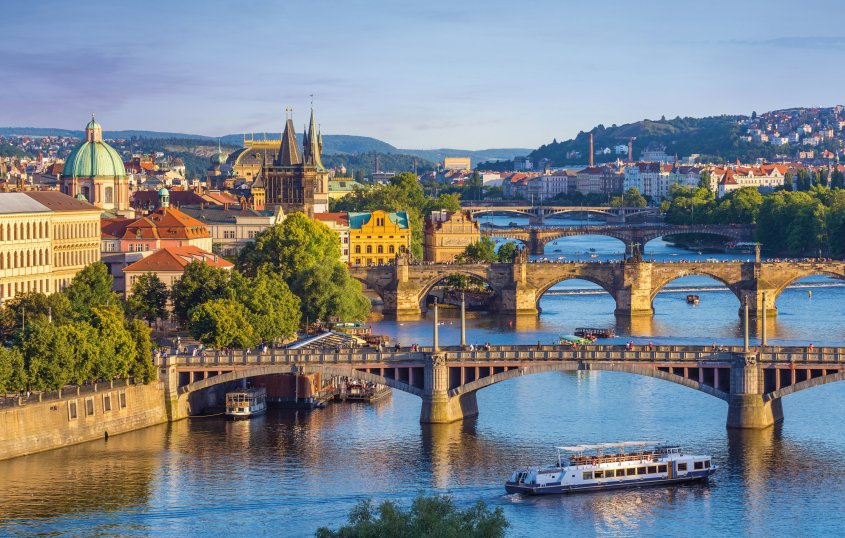 Prag mit Blick auf die Karlsbrücke © Noppasinw - stock.adobe.com