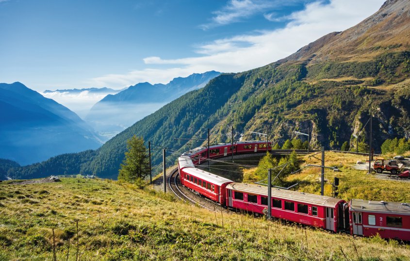 Mit der Bahn von der Alp Grüm durch das Puschlav nach Tirano © djama-fotolia.com
