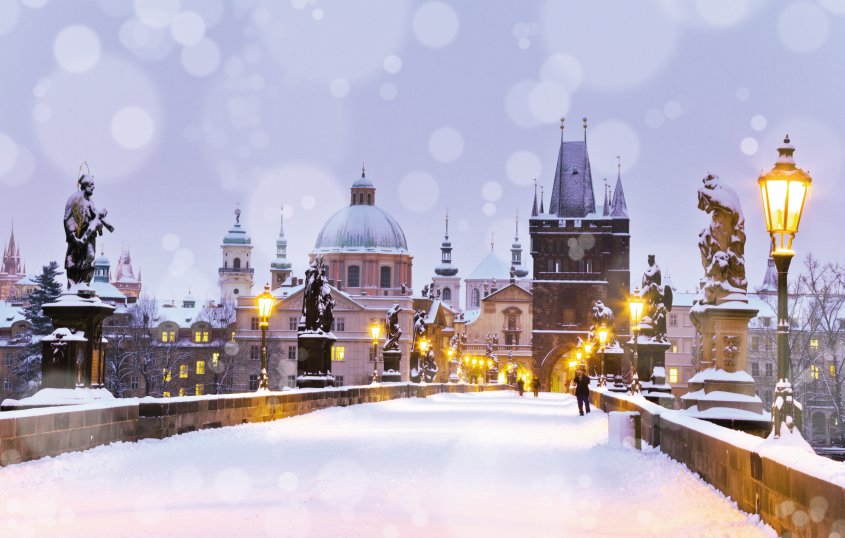 Auf der Karlsbrücke im Winter &copy; kaprikfoto-stock.adobe.com