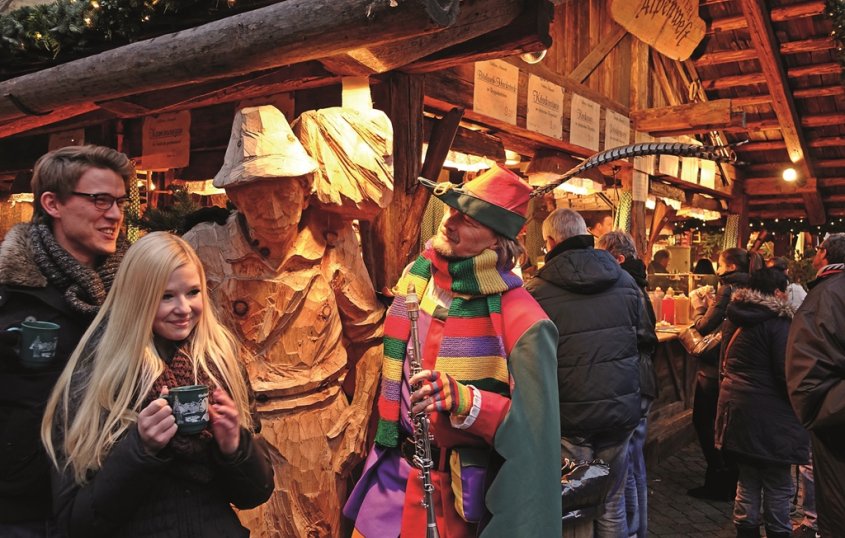 Rattenfänger von Hameln mit Gästen auf dem Weihnachtsmarkt© Hameln Marketing und Tourismus GmbH