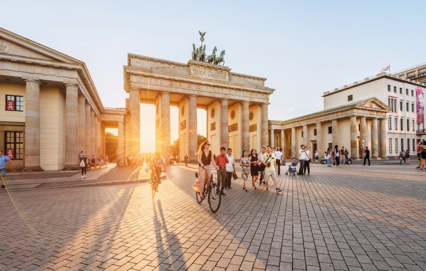 Am Brandenburger Tor © DZT/Dagmar Schwelle