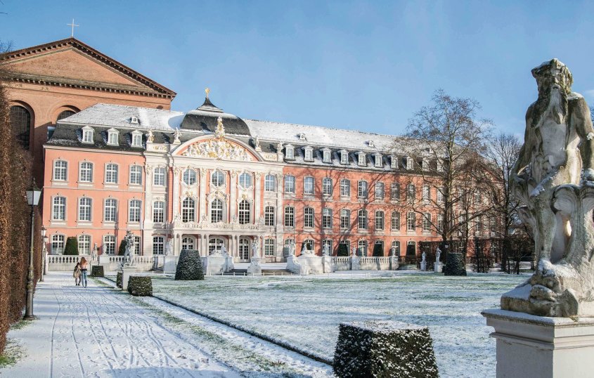 Trier im Winter - Kurfürstliches Palais/Basilika© ttm Trier/CHRISTIAN MILLEN