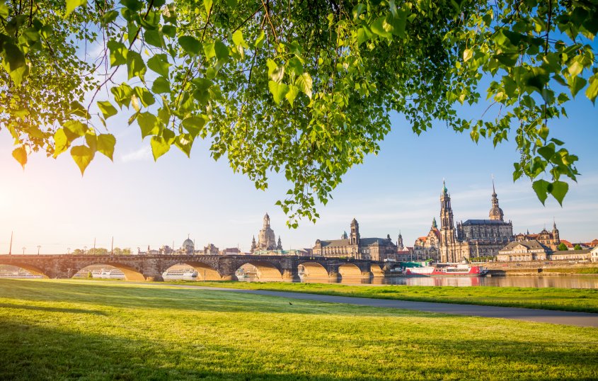 Blick auf Dresden und die Augustusbrücke © Leonid Tit - stock.adobe.com