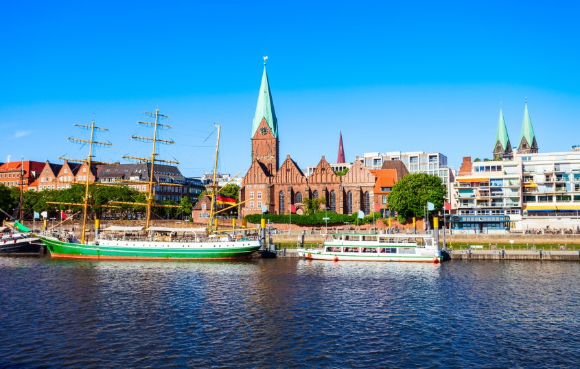 Schiffe auf der Weser in Bremen © saiko3p - stock.adobe.com