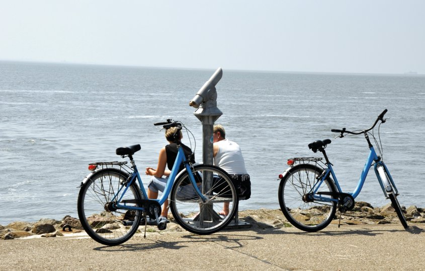 Eine Fahrradpause an der Nordsee © CSschmuck - stock.adobe.com