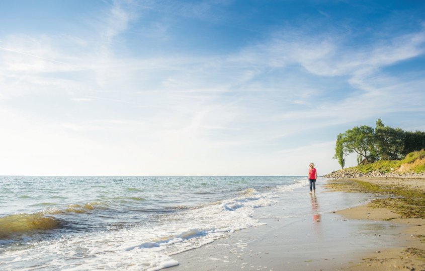 Spazieren am Strand von Dahme © www.ostsee-schleswig-holstein.de/Oliver Franke