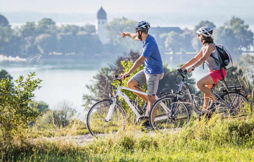 Radtour rund um den Chiemsee mit Blick zur Fraueninsel  &copy; Chiemgau Tourismus e.V.