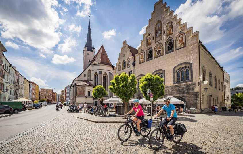 Radfahrer am Marienplatz in Wasserburg am Inn © Innradweg/Chiemsee-Alpenland Tourismus