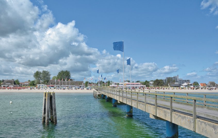 Seebrücke und Strand im Ostseebad Dahme © travelpeter - stock.adobe.com