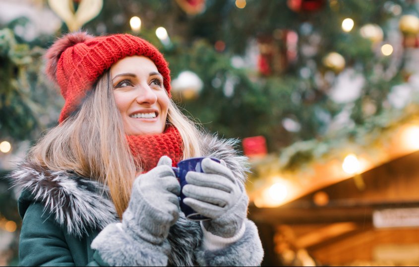 Glühwein trinken auf dem Weihnachtsmarkt© Kzenon - stock.adobe.com