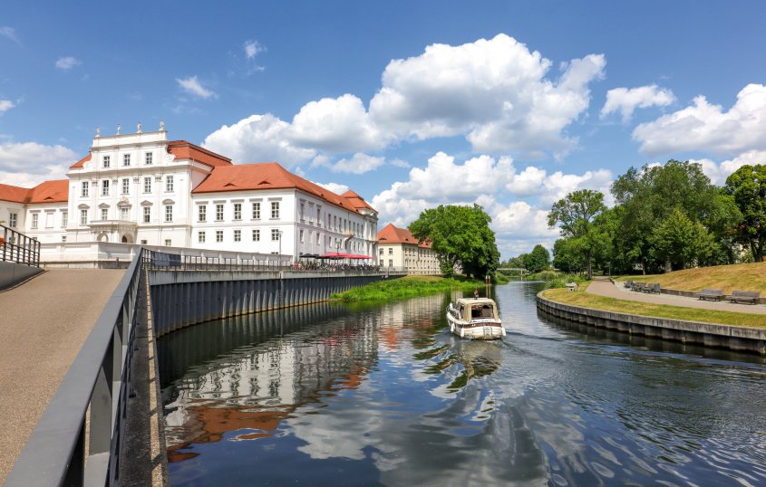 Schloss Oranienburg und Havel © Comofoto - stock.adobe.com
