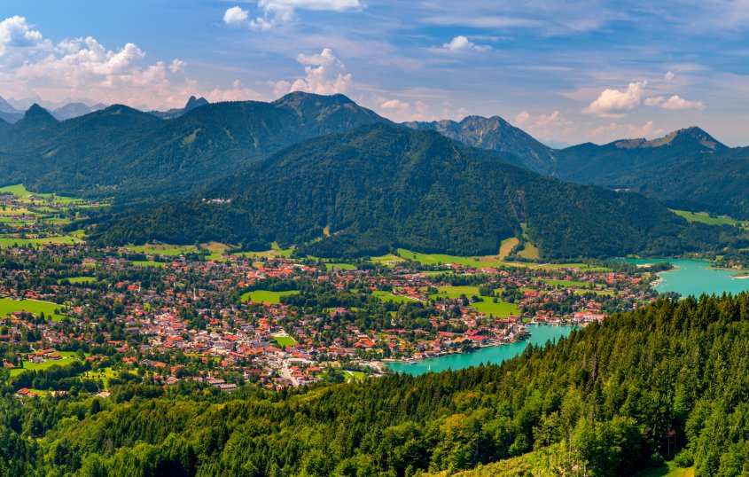 Panoramalandschaft von Rottach-Egern und Bad Wiessee am Tegernsee &copy; Wolfilser - stock.adobe.com