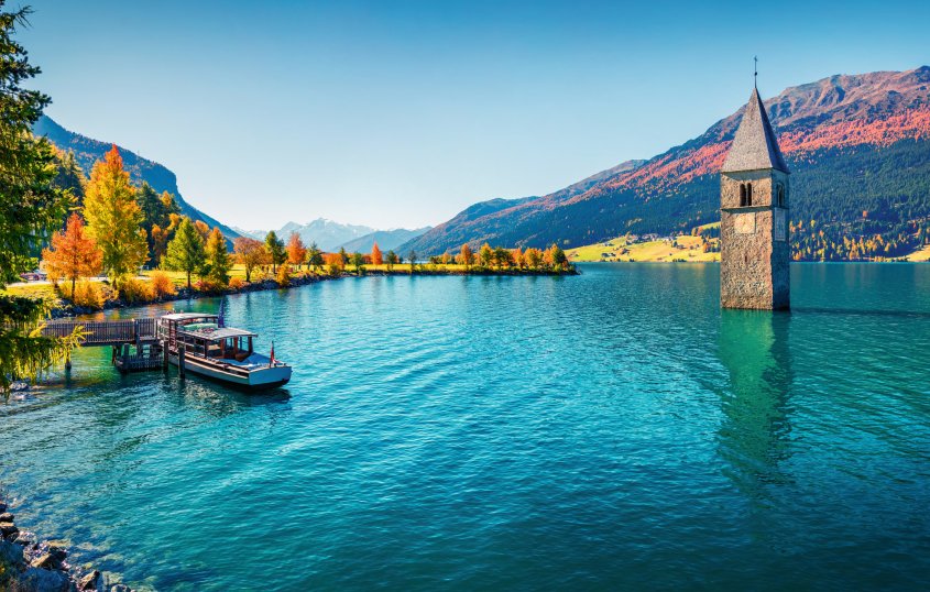 Reschensee mit versunkener Kirche © Andrew Mayovskyy - stock.adobe.com