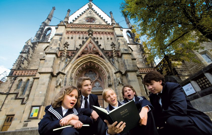 Thomaner vor der Thomaskirche &copy; LTM/Dirk Brzoska