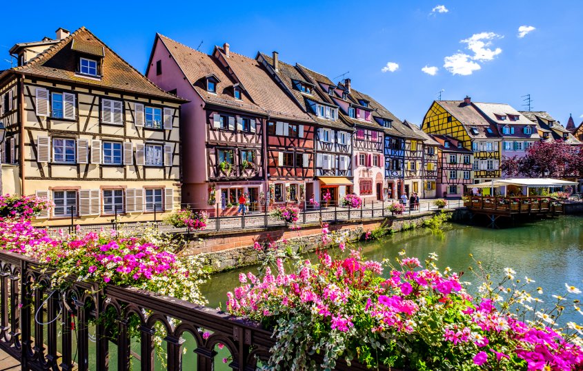Altstadt mit historischen Fassaden in Colmar &copy; FooTToo-Shutterstock.com