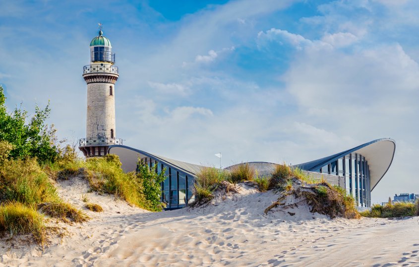 Leuchtturm und Teepott Warnemünde  &copy; eplisterra - stock.adobe.com