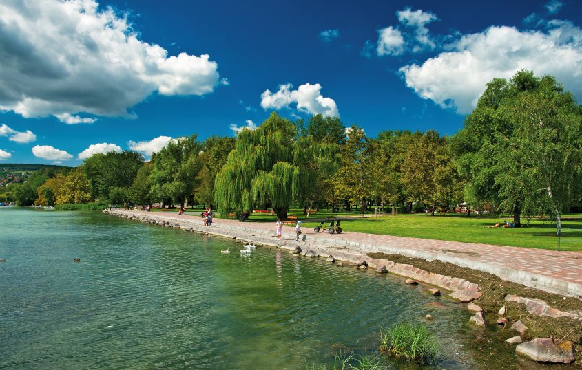 Promenade und Liegewiese am Plattensee © Horváth Botond-fotolia.com