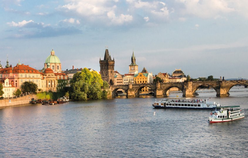 Schiffsfahrt auf der Moldau in Prag © Tibor Puski - stock.adobe.com