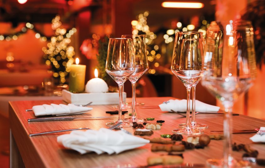 Festliche Weihnachtstafel &copy; bilderstoeckchen - stock.adobe.c